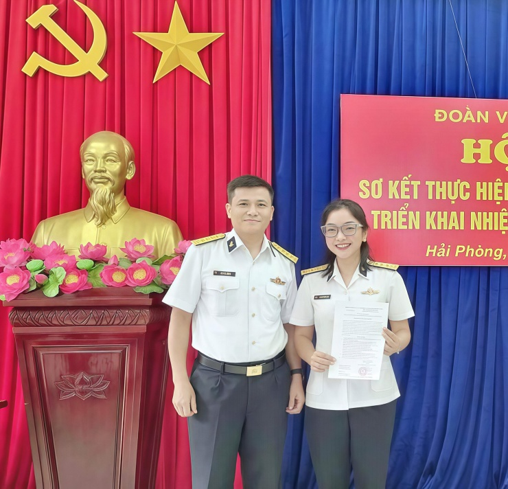 Phương Anh nhận quyết định thăng quân hàm. Ảnh: NVCC