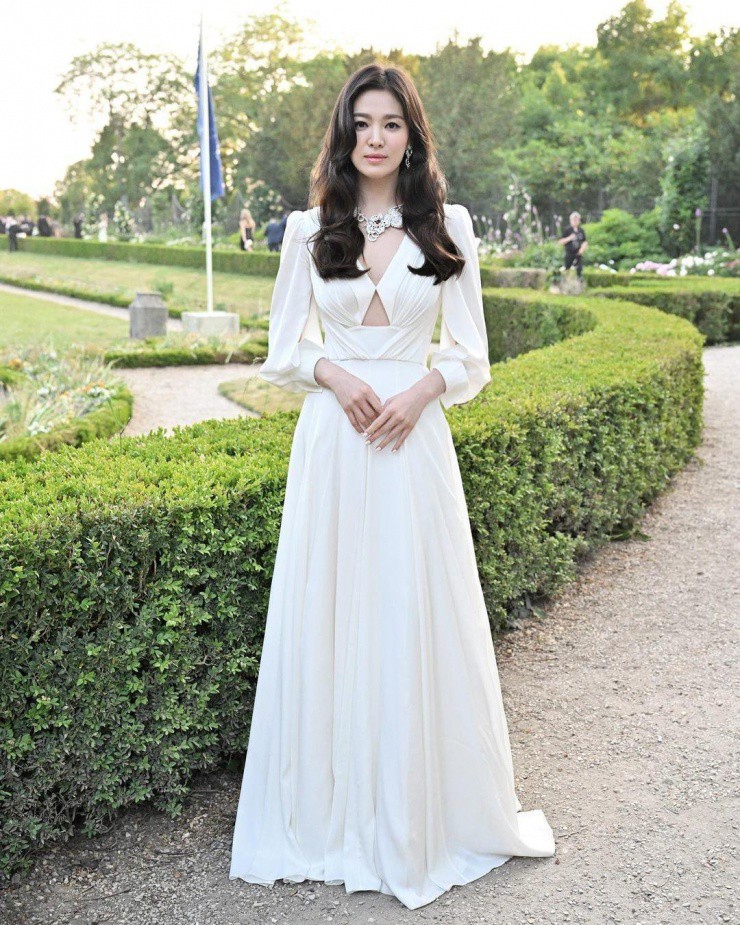 Hiện Hye Kyo làm đại diện cho hàng chục thương hiệu trang sức, mỹ phẩm, áo quần, đồ gia dụng. Ảnh: Chaumet