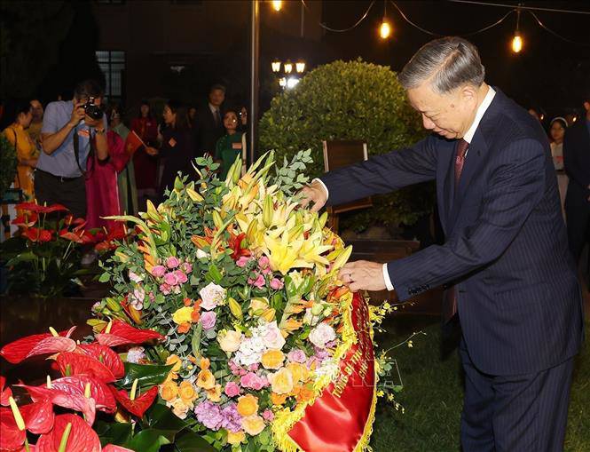 Tổng Bí thư, Chủ tịch nước Tô Lâm dâng hoa tại tượng Bác Hồ trong khuôn viên Đại sứ quán Việt Nam. Ảnh: Trí Dũng/TTXVN