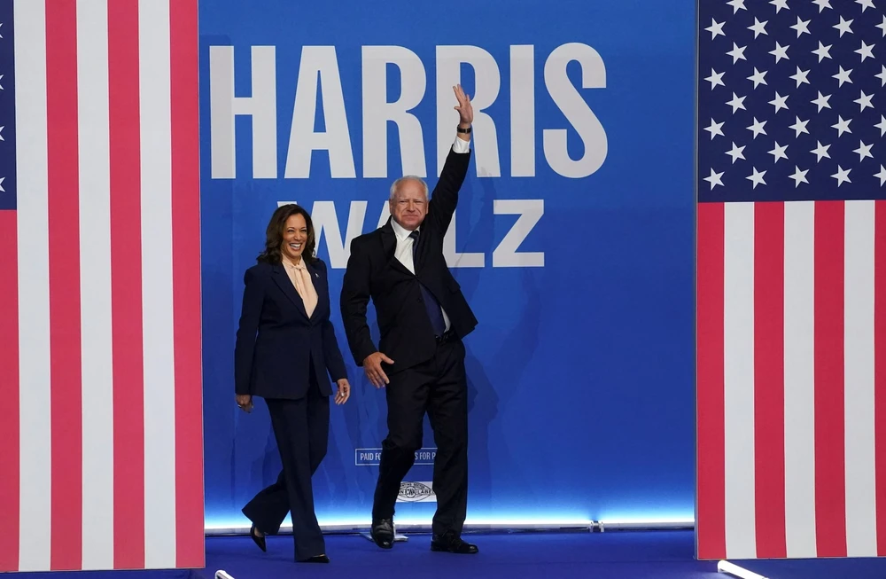 Phó Tổng thống Mỹ Kamala Harris và phó tướng - Thống đốc bang Minnesota Tim Walz. Ảnh: REUTERS