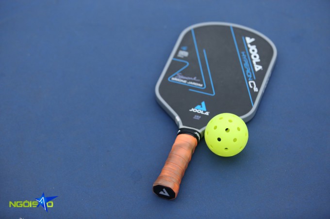 Vợt và bóng pickleball. Ảnh: Đương Phạm