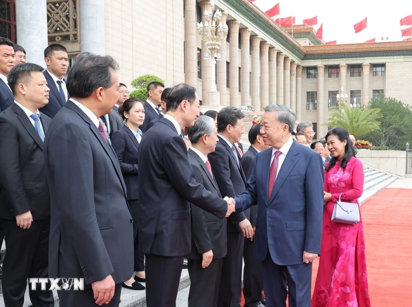 Tổng Bí thư, Chủ tịch nước Tô Lâm bắt tay các thành viên chính thức Đoàn đại biểu Trung Quốc tại lễ đón. Ảnh: TTXVN