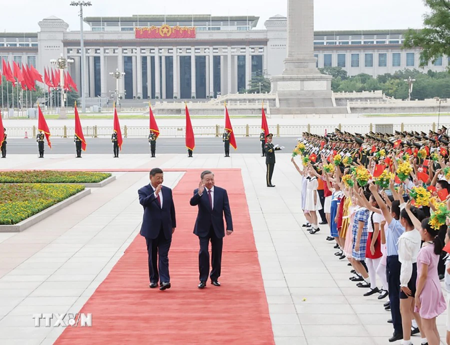 Tổng Bí thư, Chủ tịch nước Tô Lâm và Tổng Bí thư, Chủ tịch nước Trung Quốc Tập Cận Bình vẫy tay chào các cháu thiếu nhi. Ảnh: TTXVN