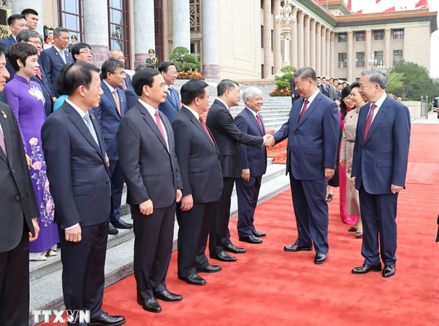 Tổng Bí thư, Chủ tịch nước Trung Quốc Tập Cận Bình bắt tay các thành viên chính thức Đoàn Cấp cao Việt Nam tại lễ đón. Ảnh: TTXVN