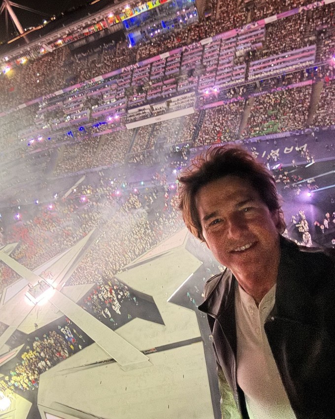 Tom Cruise selfie khi đứng trên nóc sân vận động Stade de France, chuẩn bị cho cú nhảy từ độ cao 46 m.