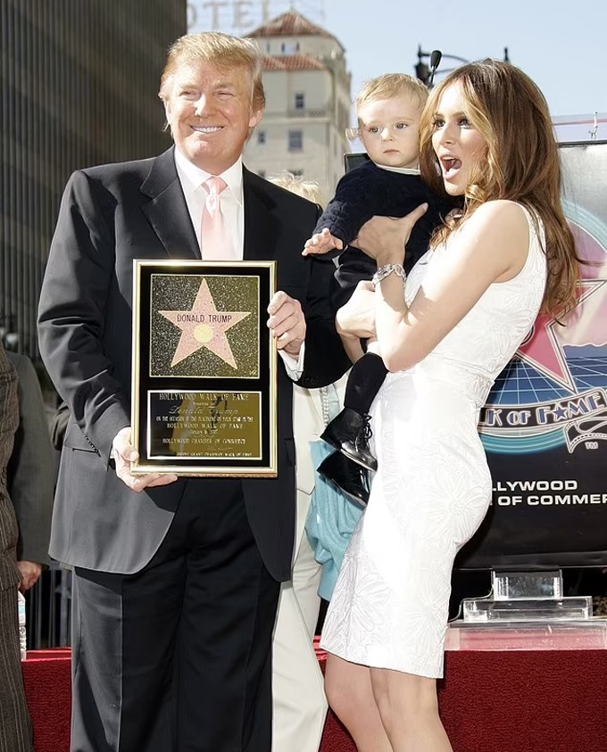 Barron bên bố mẹ khi ông Donald Trump có tên trên đại lộ Danh vọng Hollywood năm 2007.