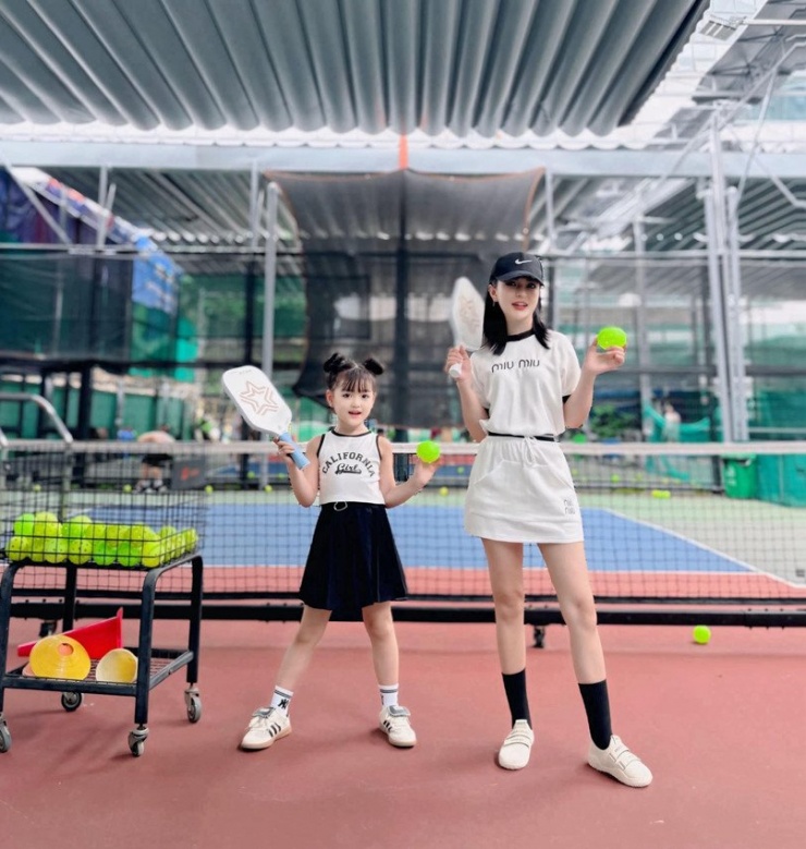 Mẹ con chị Ly cùng hào hứng chơi Pickleball