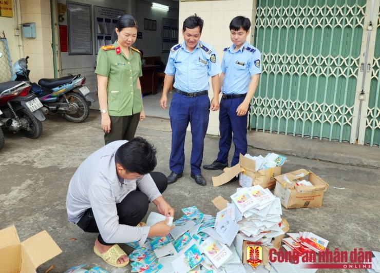 Cán bộ Công an và Quản lý thị trường giám sát việc tiêu hủy&nbsp;bản xuất bản phẩm vi phạm.