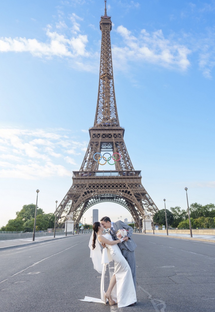 Mai Anh và đại gia Nguyễn Văn Thanh quấn quýt dưới chân tháp Eiffel - biểu tượng của nước Pháp.