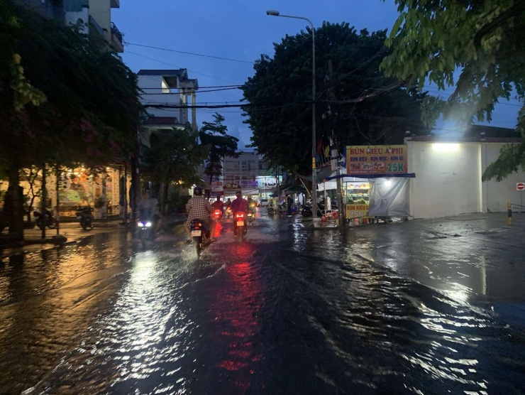 Nhiều tuyến đường ở quận Tân Phú ngập lênh láng do mưa dông lớn vào cuối buổi chiều. Ảnh: T.K.