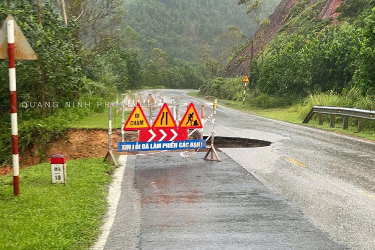 Hố sâu trên quốc lộ 18B. Ảnh: Fanpage Quang Ninh Province