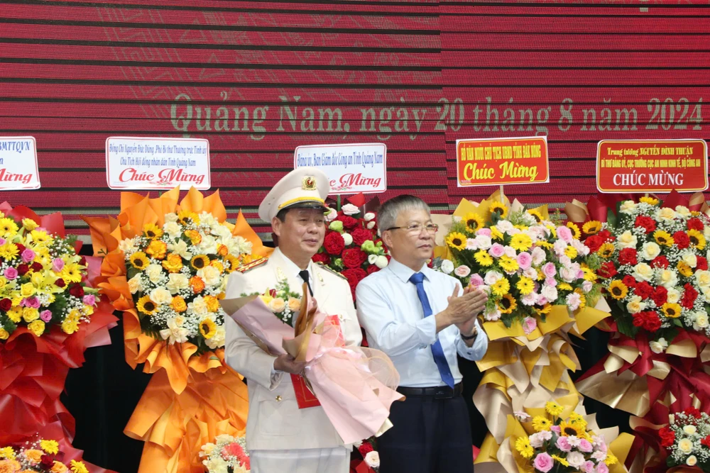 Ông Nguyễn Đức Dũng, Phó Bí thư Thường trực Tỉnh uỷ Quảng Nam tặng hoa chúc mừng Đại tá Nguyễn Hữu Hợp. Ảnh: TN