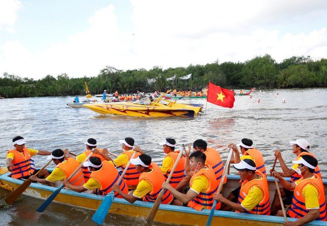 Đua thuyền trên sông Sài Gòn