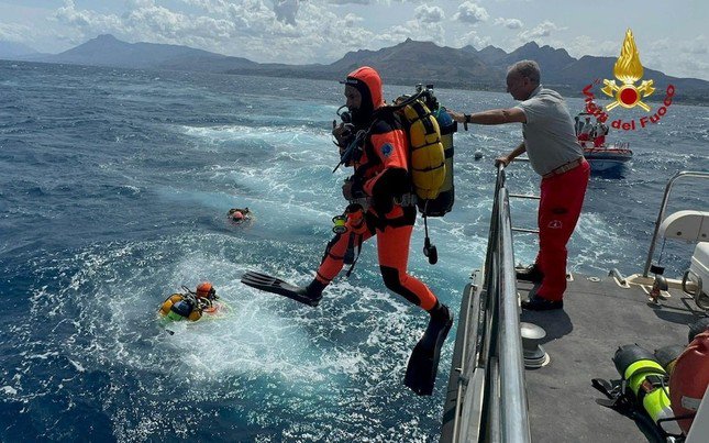 Các thợ lặn tìm kiếm những người mất tích. Ảnh: Vigili Del Fuoco Handout/Reuters