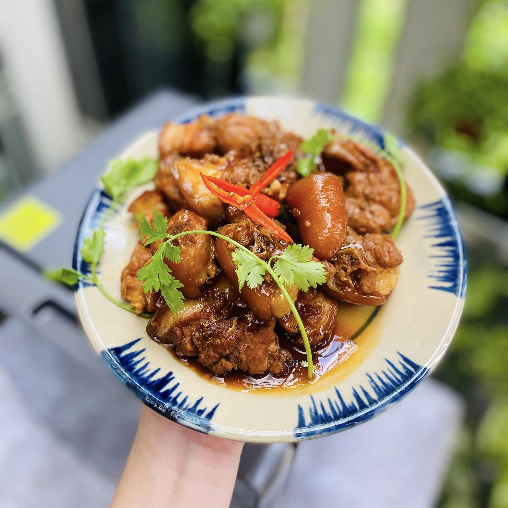 Đuôi heo chín mềm, ngấm đều gia vị được hầm cùng bia có hương vị lạ miệng mà vô cùng hấp dẫn. Món này hợp để làm món nhậu hoặc ăn cùng cơm nóng đều ngon hết xảy.