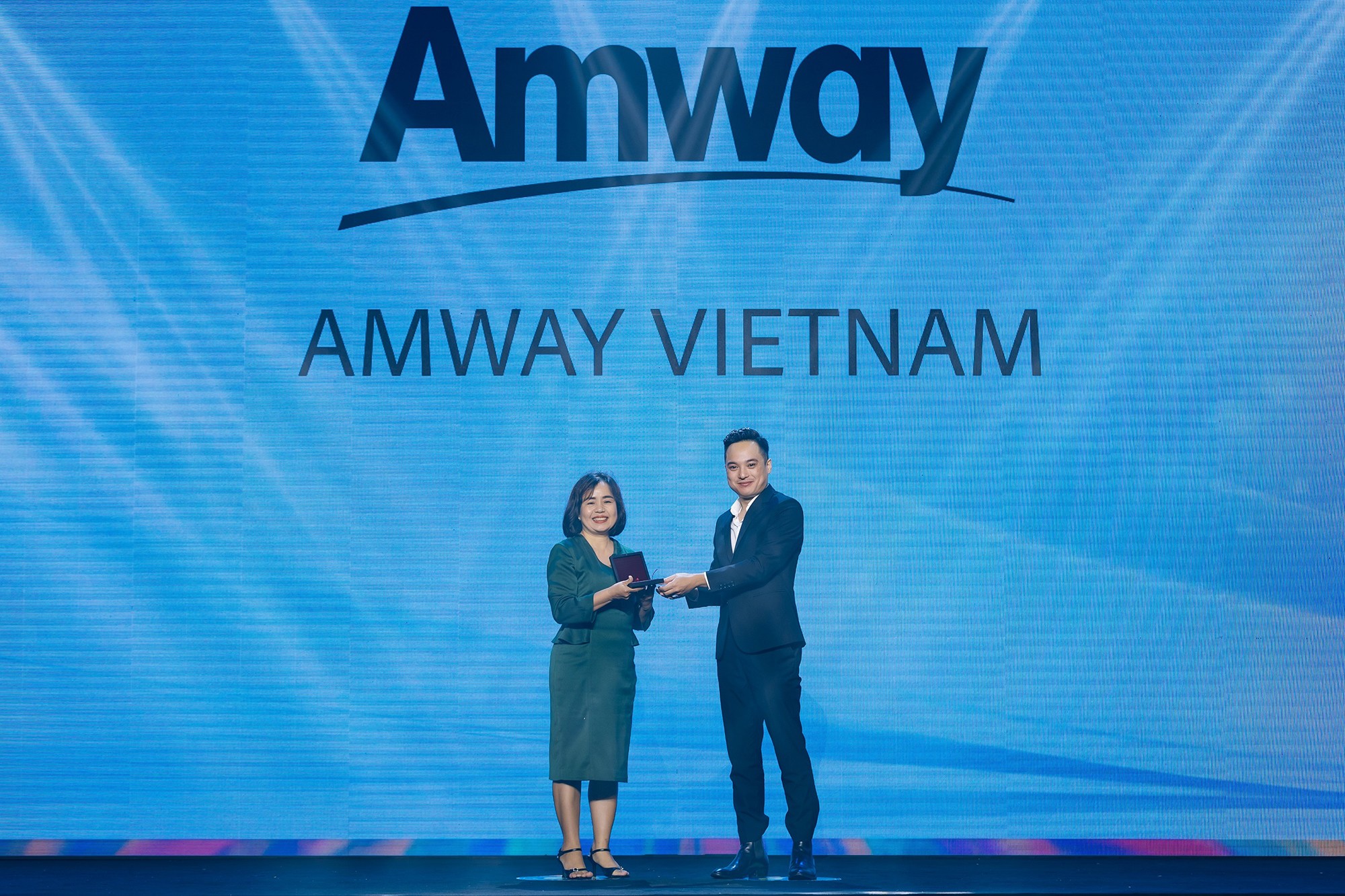 Bà Phan Nguyên Nhật Thảo, Giám đốc Nhân sự Amway tiểu vùng Việt Nam - Indonesia - Philippines vinh dự nhận giải từ ban tổ chức