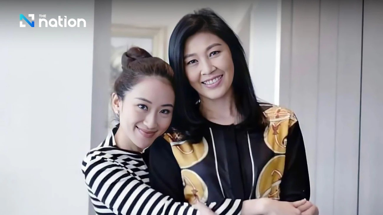 Bức ảnh bà Yingluck chụp cùng cháu gái Paetongtarn. Ảnh: The Nation.