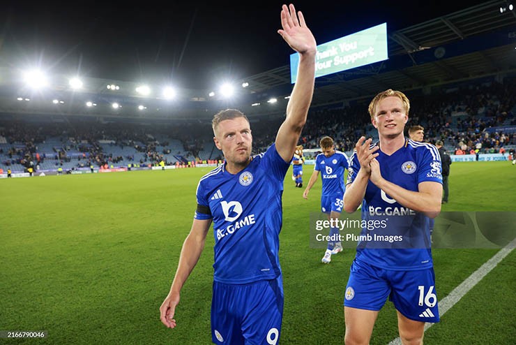 Vardy trở lại Ngoại hạng Anh theo cách ấn tượng