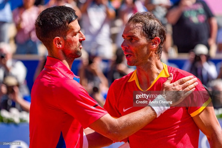 Djokovic (bên trái) san bằng, và sẽ phá kỷ lục trong top 2 nhiều tuần nhất của Nadal (bên phải) vào tuần tới (26/8)