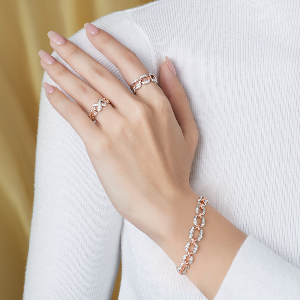 Nhẫn kim cương vàng 14K PNJ Timeless Diamond với họa tiết đan lát độc đáo, giúp hoàn thiện phong cách thanh lịch, tinh tế cho mọi cô gái. (Ảnh: PNJ)