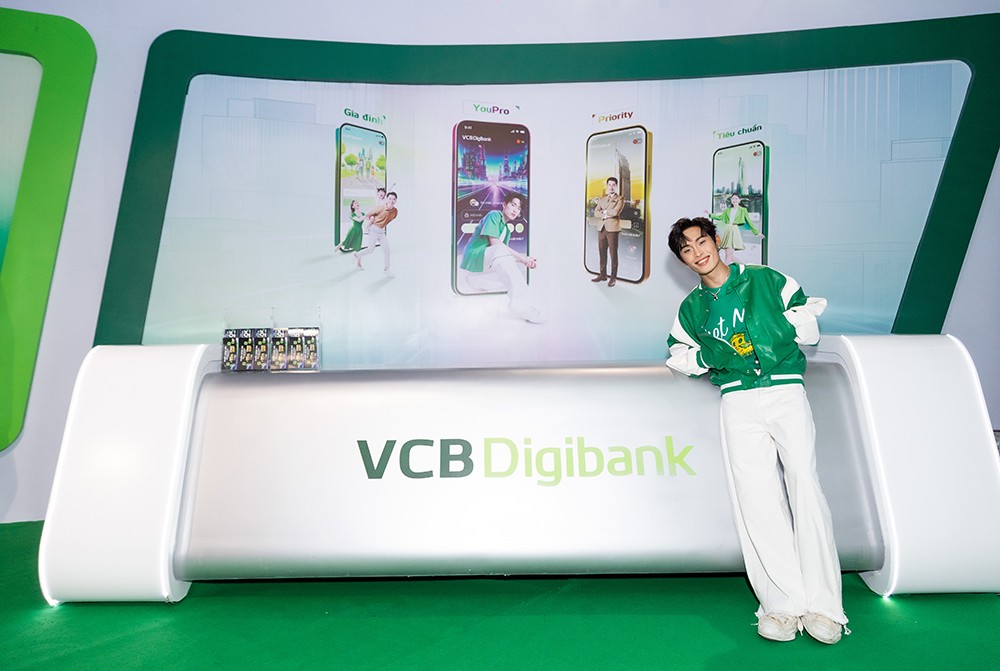 Tham dự chuỗi sự kiện, Wren Evans đã có dịp trực tiếp trải nghiệm giao diện YouPro trên VCB Digibank.