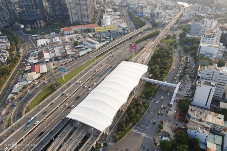 Cách ga Thảo Điền 1,2 km là cầu đi bộ nối vào ga Tân Cảng, quận Bình Thạnh, nhìn từ trên cao.