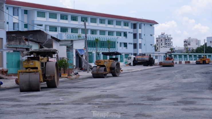 Theo đại diện Ban Quản lý dự án đầu tư xây dựng các công trình giao thông TPHCM (gọi tắt là Ban Giao thông, chủ đầu tư) dự kiến dự án mở rộng đường Tên Lửa sẽ thông xe vào ngày 5/9 sắp tới đây.