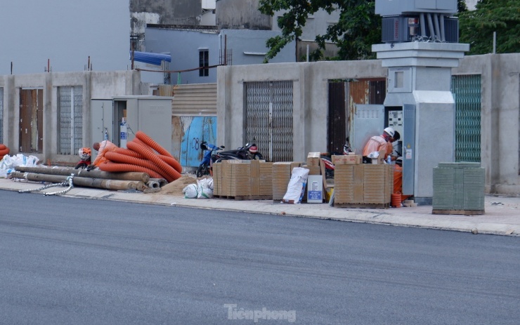 Cùng với đó, hệ thống hạ tầng kỹ thuật (điện, nước...) dọc tuyến cũng đang được khẩn trương triển khai.