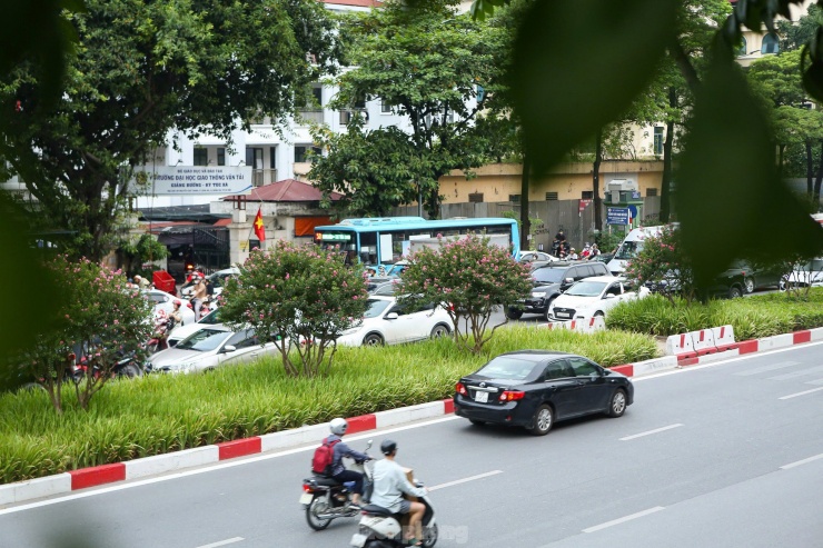 Con đường hoa tô điểm cho tuyến đường thêm phần xanh - sạch - đẹp.
