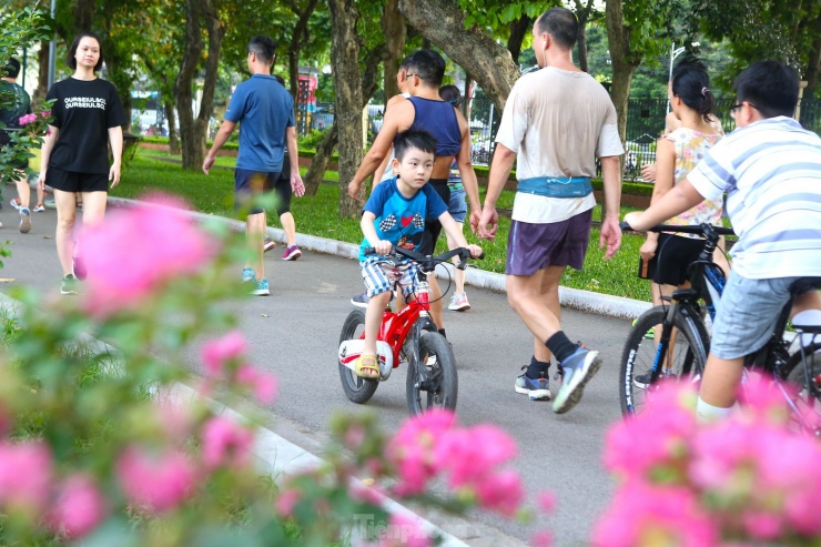 Con đường hoa nở rực rỡ tạo cảnh quan đẹp phục vụ cho người dân tới công viên thể dục, vui chơi.