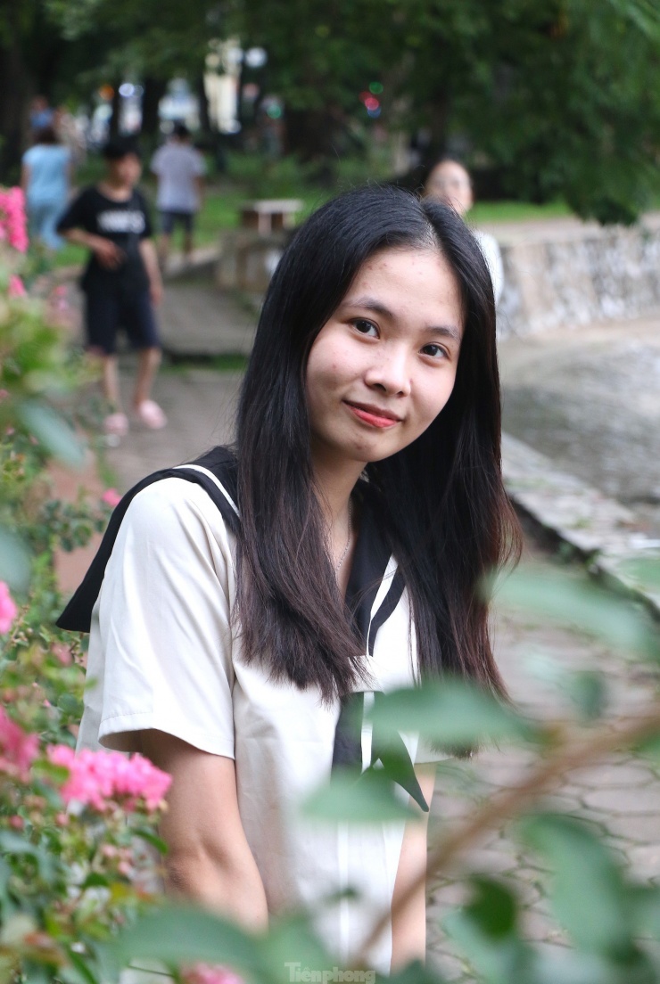 Minh Hà (Hai Bà Trưng, Hà Nội) tranh thủ cuối tuần tới con đường hoa để lưu giữ vẻ đẹp của loài hoa này: “Biết đến con đường hoa tường vi đang vào độ nở rộ, mình và bạn bè đã tới đây để check-in. Cảnh quan đẹp với không gian thoáng đãng, mình đã có nhiều bức hình làm kỉ niệm.