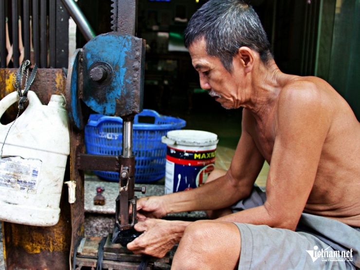 Ông Tiến cho biết, nghề tái chế lốp ô tô cũ tại hẻm hình thành sau giải phóng và được duy trì đến ngày nay. Ảnh: Hà Nguyễn