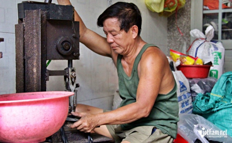 Ông Thanh cho biết, nghề tái chế lốp ô tô cũ tại xóm nghề đang ngày càng mai một và lụi tàn vì khó tìm được người kế thừa. Ảnh: Hà Nguyễn