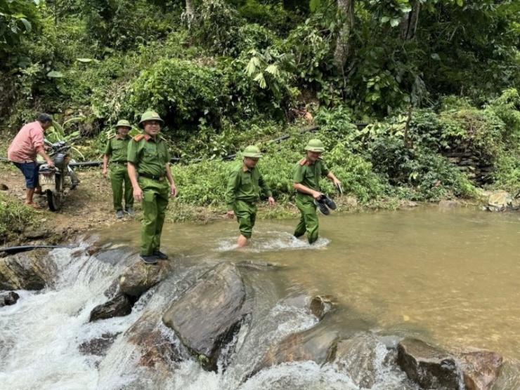 Cán bộ Công an kể hành trình tìm kiếm cháu bé đi lạc trong rừng suốt 5 ngày - 2