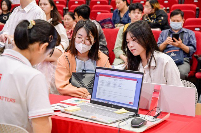 Thí sinh nhập học tại một trường đại học ở TPHCM ngày 19/8. Ảnh: Nguyễn Dũng