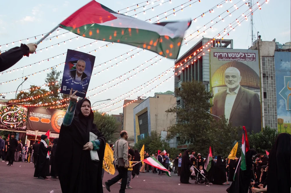 Hình ảnh lãnh đạo Hamas Ismail Haniyeh ở thủ đô Tehran (Iran) sau khi nhân vật này bị ám sát hồi tháng 7. Ảnh: THE NEW YORK TIMES