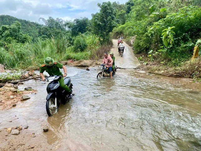 Lực lượng Công an phối hợp cùng chính quyền địa phương chia làm nhiều ngả tìm kiếm cháu bé đi lạc.