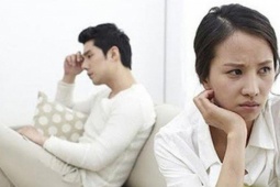 Đi lắp đặt thiết bị tới nhà khách hàng, tôi bất ngờ rồi bật khóc khi thấy vợ đang làm một việc ở đó