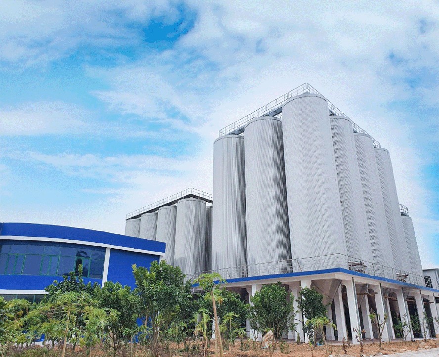 Nhà máy bia Hạ Long Legend hiện đại với quy trình sản xuất khép kín, đảm bảo chất lượng và hương vị thơm ngon trong mỗi lon bia.