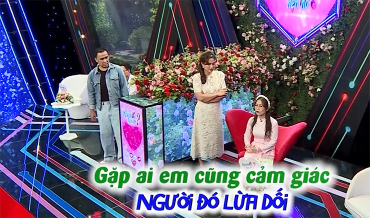 Bố hai con bất ngờ quỳ gối cầu hôn cô giáo ngay lần đầu gặp - 4