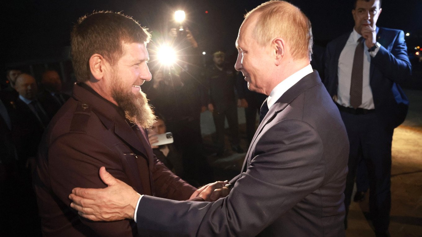 Ông Putin bắt tay lãnh đạo Chechnya Ramzan Kadyrov ở thủ phủ Grozny. Ảnh: Điện Kremlin.