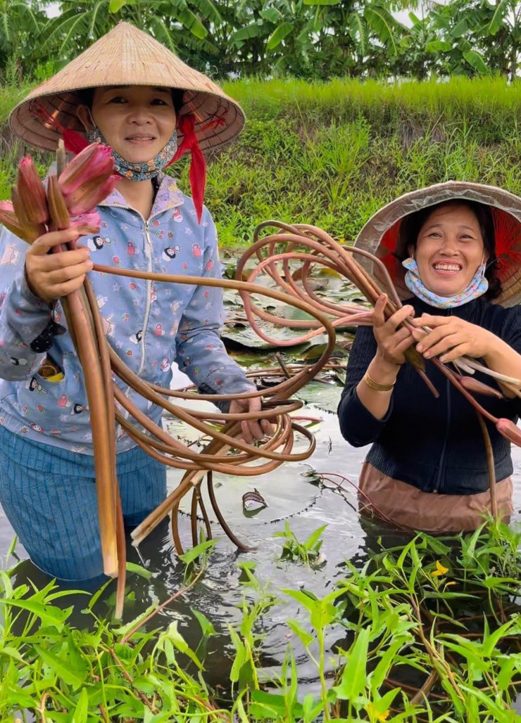 Chị Thanh và chị Thu cùng nhau làm TikTok chia sẻ về món ăn miền Tây