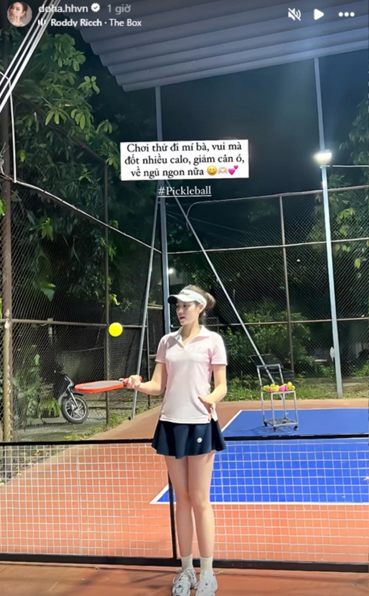 Sau khi làm quen với bộ môn pickleball, Hoa hậu Đỗ Thị Hà rất thích thú với môn thể thao đồng đội, vừa được tập luyện xả hơi vừa có dịp giao lưu chuyện trò với bạn bè. Chẳng thế mà nàng hậu còn rủ rê khán giả hãy chơi thử pickleball vì rất nhiều lợi ích như vừa vui lại đốt nhiều calo giúp giảm cân, còn ngủ ngon hơn nữa.