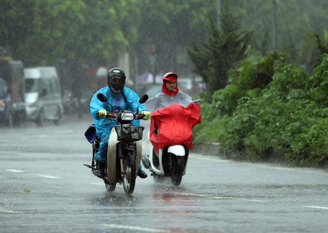 Vùng núi Bắc Bộ mưa dông vào chiều tối.