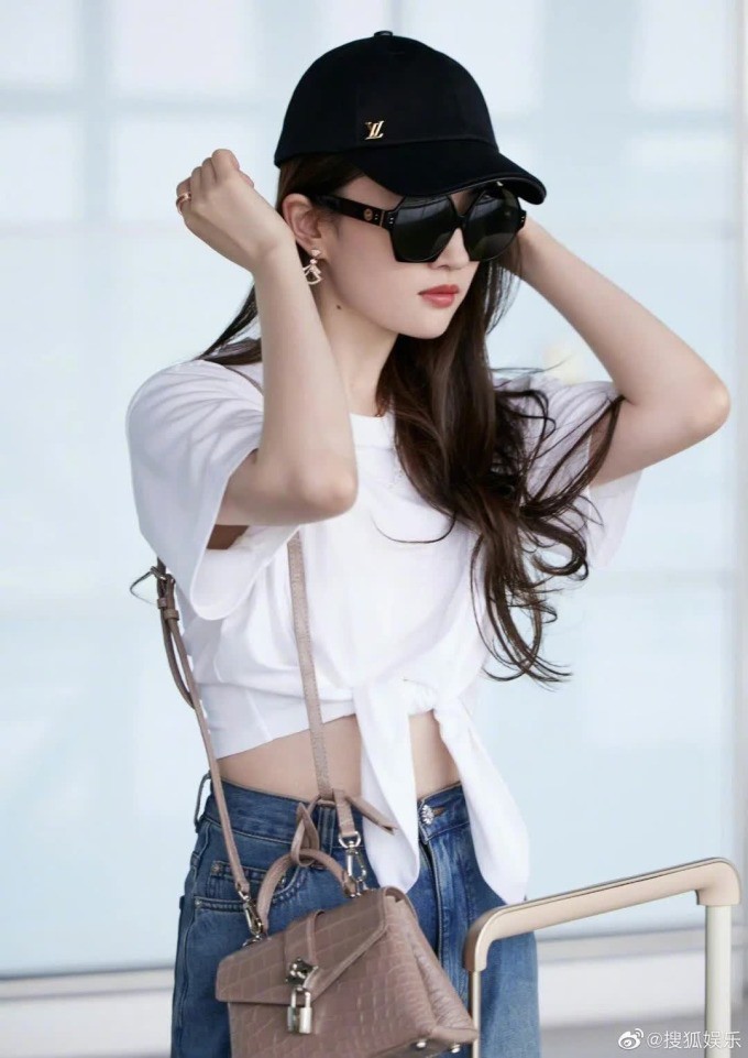 Lưu Diệc Phi thường xuyên diện crop top khoe eo thon sau khi giảm cân.