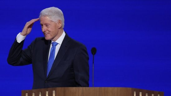 Ông Bill Clinton phát biểu tại Chicago vào đêm thứ 3 của Đại hội Toàn quốc Đảng Dân chủ hôm 21-8. Ảnh: Reuters