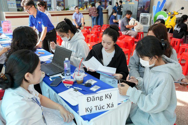 Tân sinh viên Trường ĐH Nguyễn Tất Thành được hỗ trợ đăng ký ký túc xá ngay tại trường sau khi hoàn tất nhập học