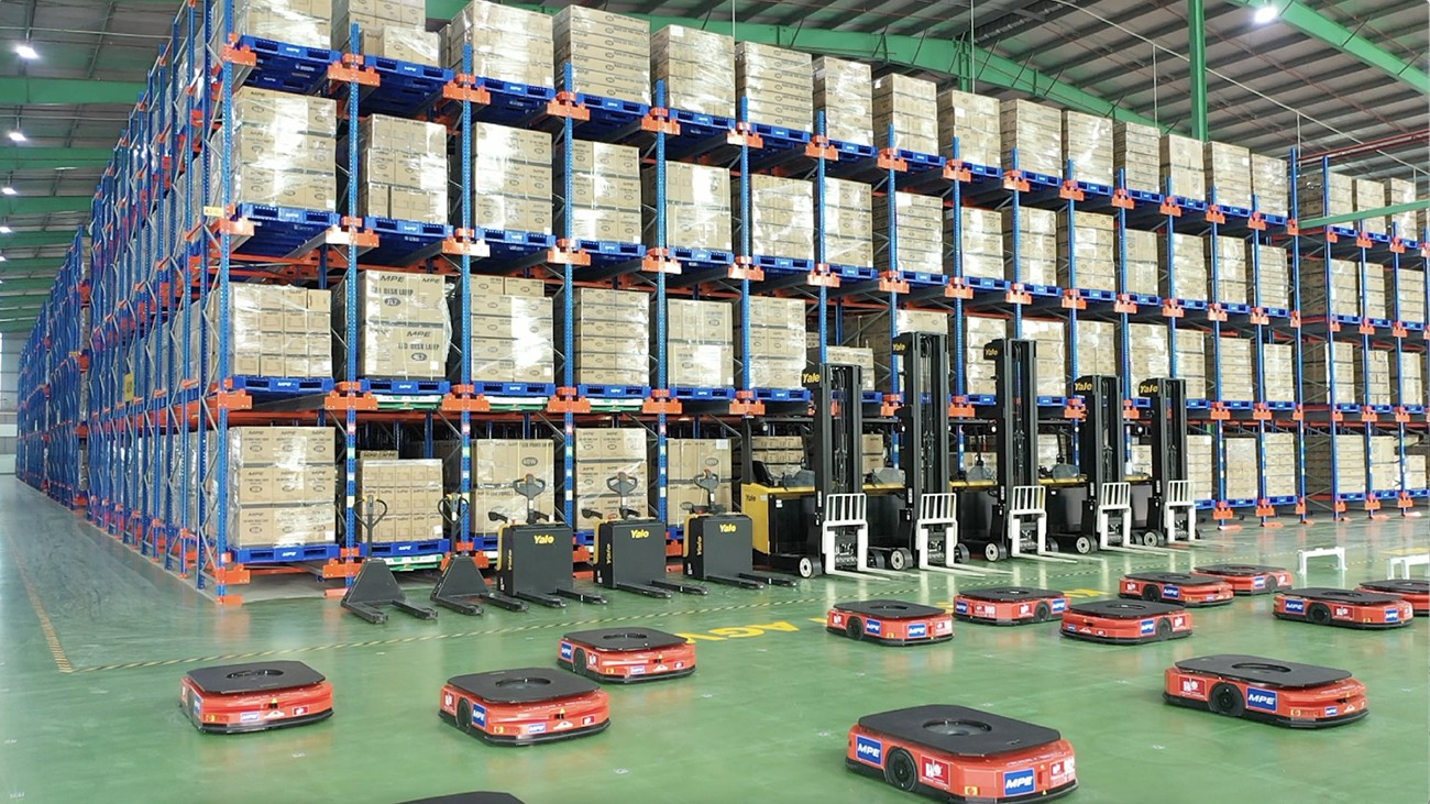 Hệ thống kho thông minh sử dụng công nghệ hiện đại với Robot AGV, Shuttle và hệ thống quản lý kho WMS