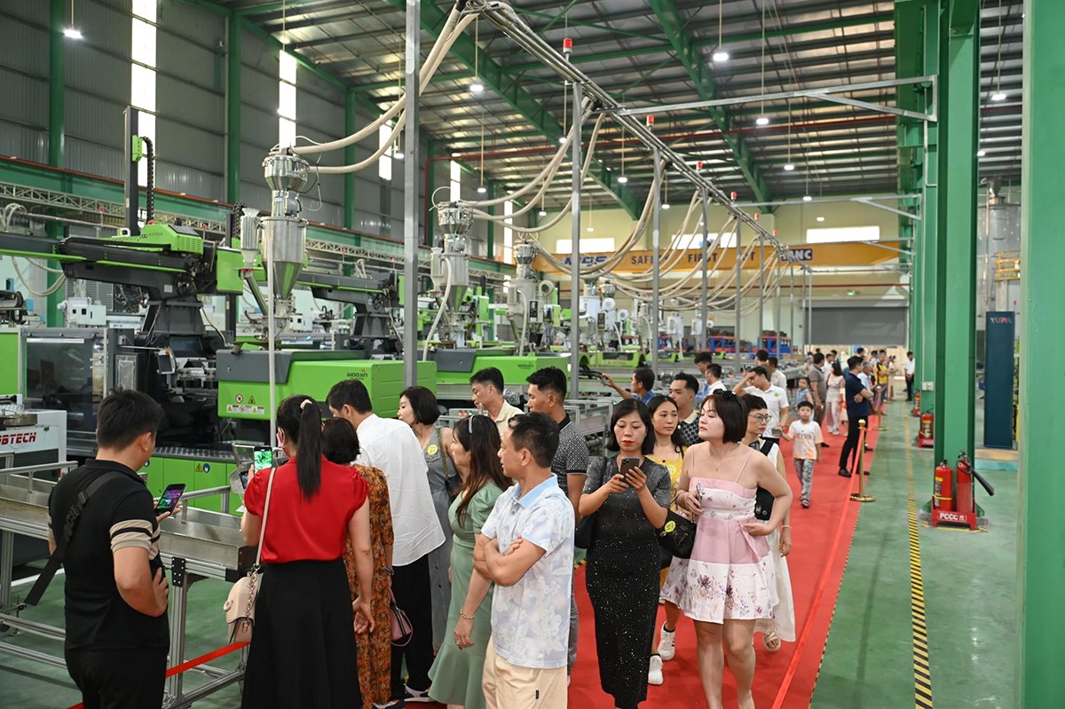 Khách hàng tham quan hệ thống dây chuyên sản xuất hiện đại tại MPE Smart Factory