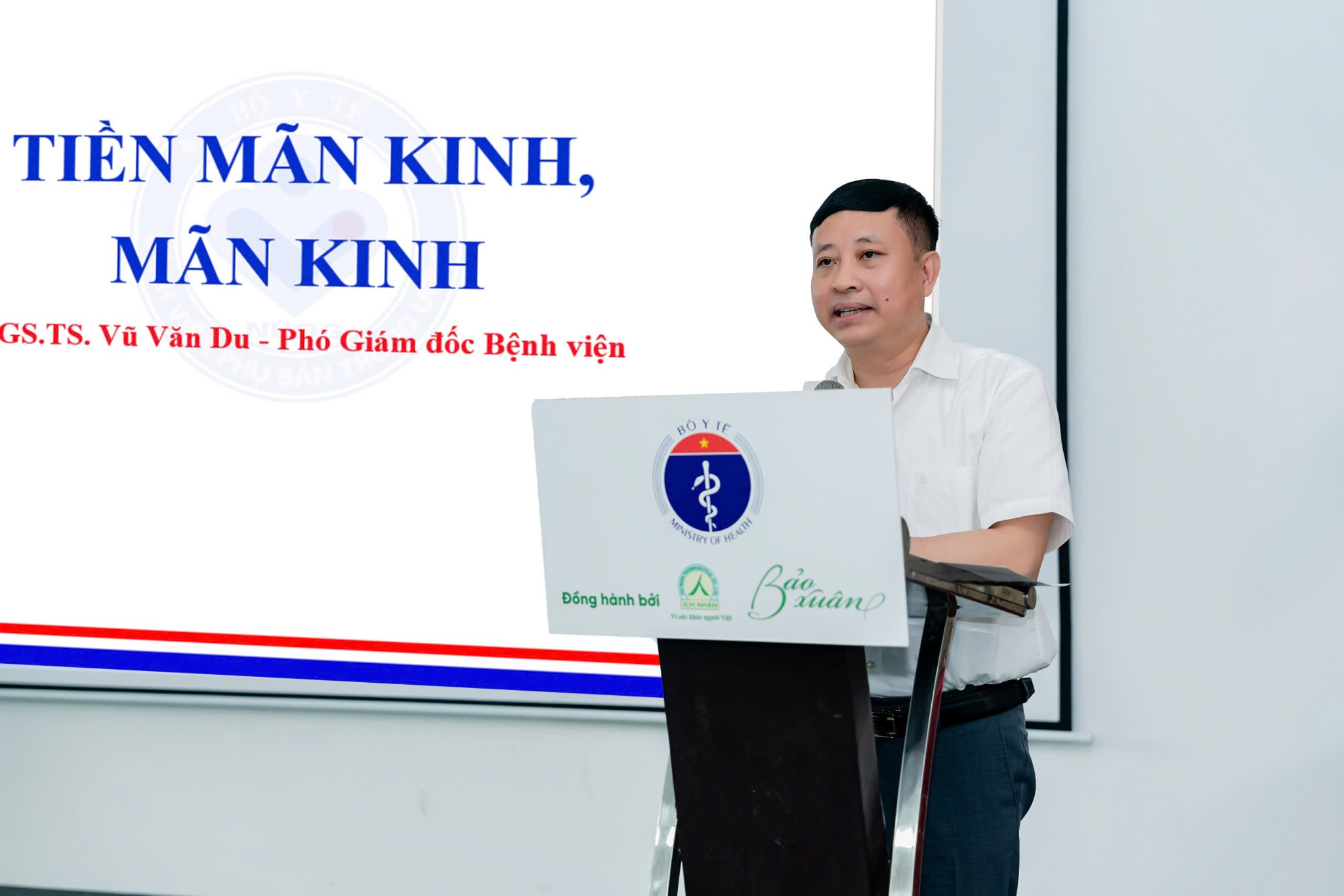 PGS.TS. Vũ Văn Du trình bày chuyên đề: “Chủ động chăm sóc sức khỏe phụ nữ tiền mãn kinh, mãn kinh”